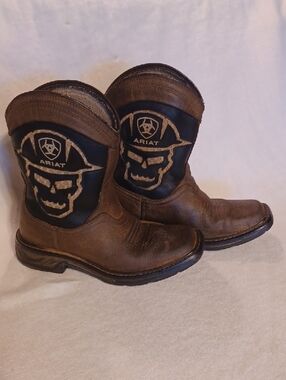 Ariat Tan and Black Leather Cowboy Boots with Skull Emblem Size 1